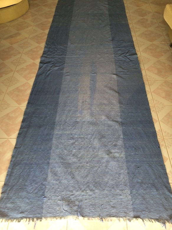 アンティーク古布、百年近く前の中国農家が作った手紡ぎ、手織りの藍染め綿布 1枚目の画像