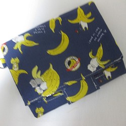 コンパクトな障害者手帳ケース　バナナからひょっこり猫さん　パスケース付きで通勤・通学に便利 1枚目の画像