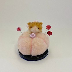 《早割》梅の花と子猫　ピンクッション待ち針セット　プレゼント　羊毛フェルト 1枚目の画像