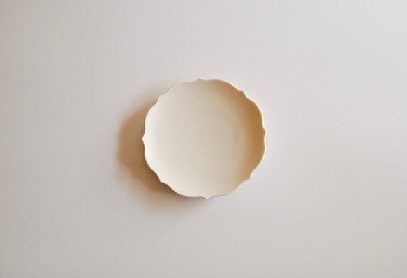 蓮花・５寸皿（ホワイト） 1枚目の画像