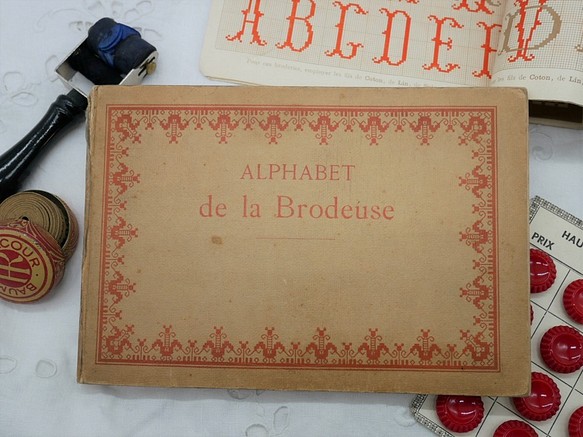 フランスアンティークDMC刺繍図案集（ALPHABET de la Brodeuse 