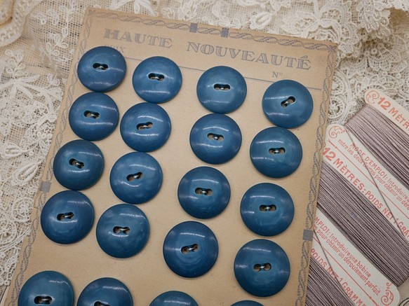 フランスラウンドプラスチックボタン（マットブルーL）   3個セット 1枚目の画像