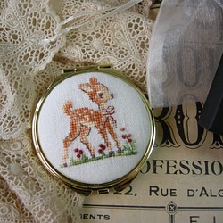 【ハンドメイド】バンビのクロスステッチ刺繍入りリネンコンパクトミラー 1枚目の画像
