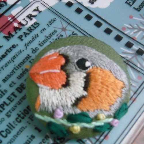 くるみボタン 鳥刺繍 ブローチ-
