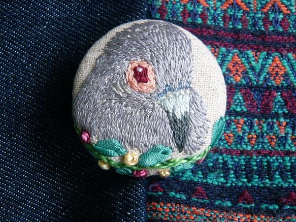 刺繍　　ウスユキバト　薄雪鳩　ブローチ　鳥 1枚目の画像