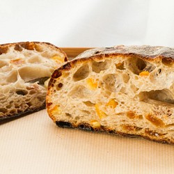 Boulangerie Lafi人気のハードパン　フルーツのロデヴ 1枚目の画像