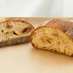 Boulangerie Lafi人気のハードパン　いちじくのパン 1枚目の画像
