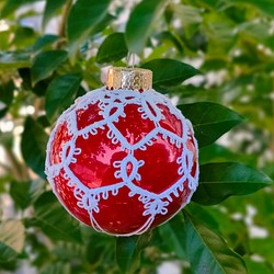 タティングレースのクリスマスツリーのオーナメント(ガラスボール