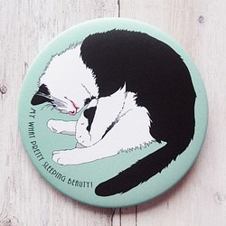 「猫の寝姿にメロメロ」な人向けの缶バッジ 1枚目の画像
