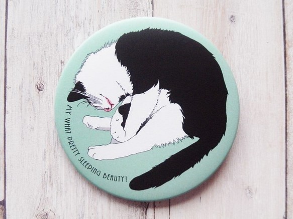「猫の寝姿にメロメロ」な人向けの缶バッジ 1枚目の画像
