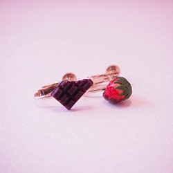 イチゴとチョコのイヤリング（ネジバネ式） 1枚目の画像