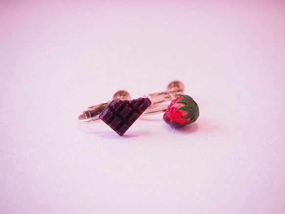イチゴとチョコのイヤリング（ネジバネ式） 1枚目の画像