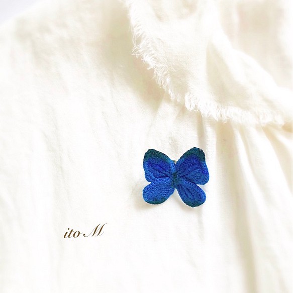 ひらひら青い蝶のブローチ 1枚目の画像