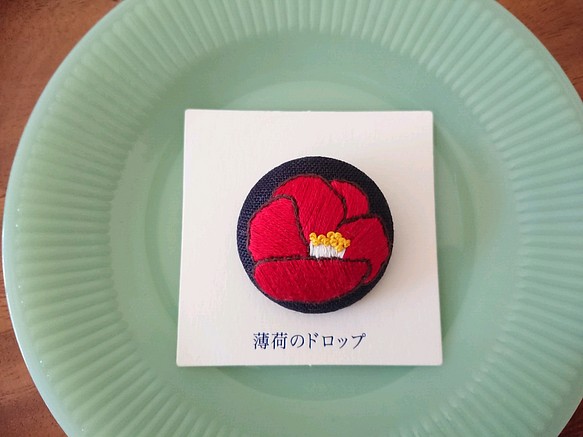刺繍ブローチ「つばき  1942」くるみボタン 1枚目の画像