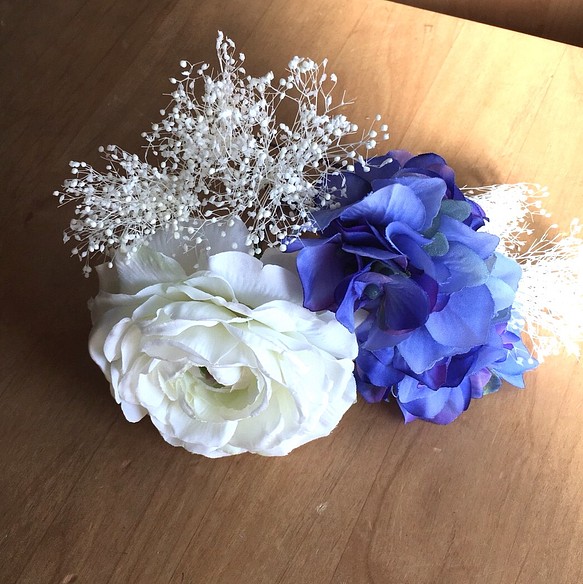White×Blue ラナンキュラスと紫陽花かすみ草のヘッドドレス 1枚目の画像