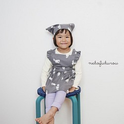 三角布灰貓印花褶邊圍裙套裝 第1張的照片