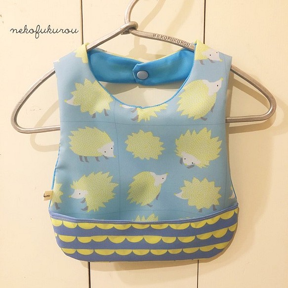 嬰兒餐圍裙刺猬印花淺藍色 第1張的照片
