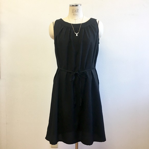 促銷價 ★ 一件❗️ 成人簡單連衣裙❤️ 無袖收口連衣裙 黑色（尺碼不限 L ~ LL） 第1張的照片