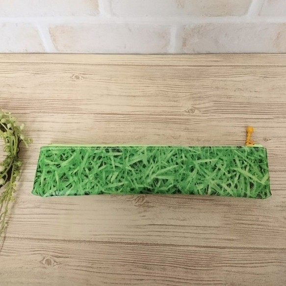 《受注制作》小さめペンケース、歯ブラシケースに♪緑の芝生柄　メッシュ＆ラミネートの小さめポーチ　ビニールポーチ 1枚目の画像