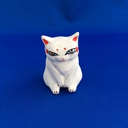 ぽっちゃり睨猫（にらねこ）白　赤隈取り 1枚目の画像