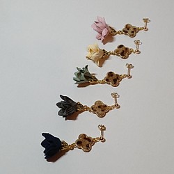 ファー付きヒョウ柄パーツとお花のタッセルチャームのピアス(イヤリング) 1枚目の画像