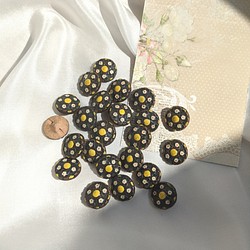 チロル/木製花柄ボタン3個 1枚目の画像