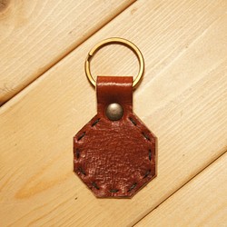 手縫い グリーンハンドステッチ入り本革製キーホルダー N049  艶やかなブラウン 牛革 茶色 1枚目の画像