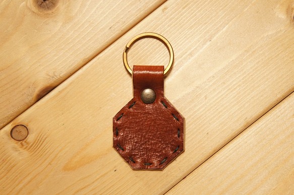 手縫い グリーンハンドステッチ入り本革製キーホルダー N049  艶やかなブラウン 牛革 茶色 1枚目の画像