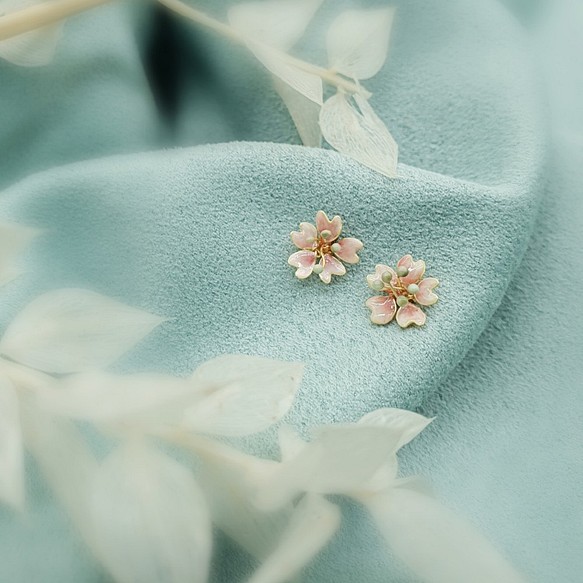 汚れた小さな桜のイヤリング〜 - カスタマイズ可能なクリップイヤリング 1枚目の画像