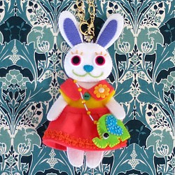 白ウサギの女の子バッグチャーム 1枚目の画像