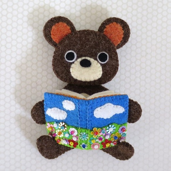 【cherry様オーダー品】絵本を読むクマのブローチ＆バッグチャーム 1枚目の画像