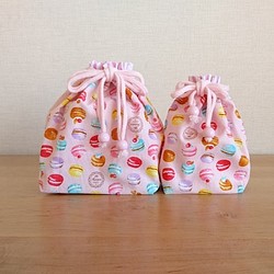 入園入学 弁当袋＆コップ袋の巾着セット ピンク＆スイーツマカロン柄 女の子 1枚目の画像