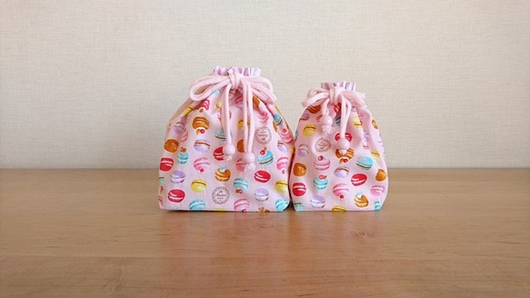 入園入学 弁当袋＆コップ袋の巾着セット ピンク＆スイーツマカロン柄 女の子 1枚目の画像