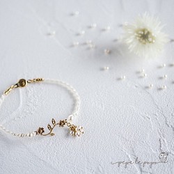 以色列雙花葉和搖曳的珍珠魅力真絲製成的花邊手鍊（生成） 第1張的照片