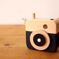 木のおもちゃのカメラ「写ラナインです」　クロ色 1枚目の画像