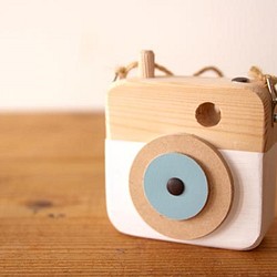 木のおもちゃのカメラ「写ラナインです」　シロ色 1枚目の画像