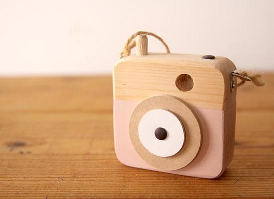 木のおもちゃのカメラ「写ラナインです」　ピンク色 1枚目の画像