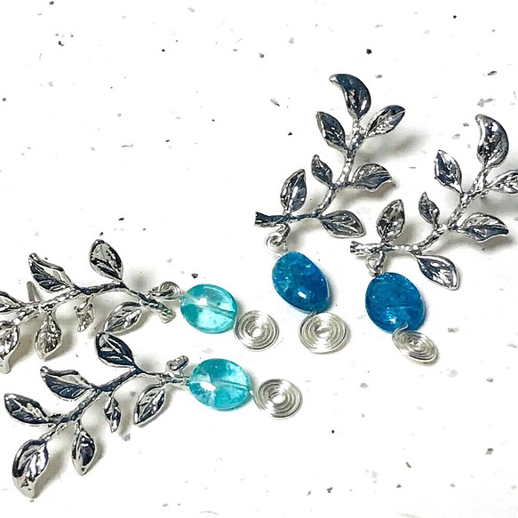 【送料無料】ブルーアパタイトの銀葉ピアス❁雪の女王様好みの2色から選べます 1枚目の画像