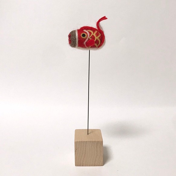 羊毛フェルトの赤こいのぼりおサル(親指サイズ)木製台つきセット 1枚目の画像