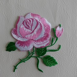 ピンク薔薇の刺繍ワッペン　2枚セット 1枚目の画像