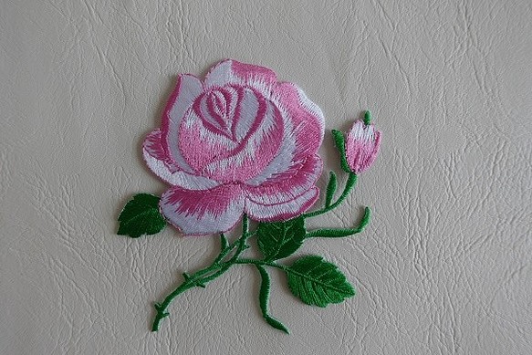 ピンク薔薇の刺繍ワッペン　2枚セット 1枚目の画像