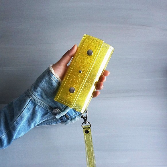 『ラメ入りスケルトン』マンゴーイエロー　クリアiPhoneケース　PVC透明手帳型スマートフォンケース 1枚目の画像