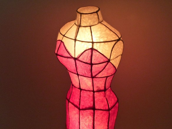 陶器と和紙がコラボ・ピンクドレスのマネキン・LED灯り