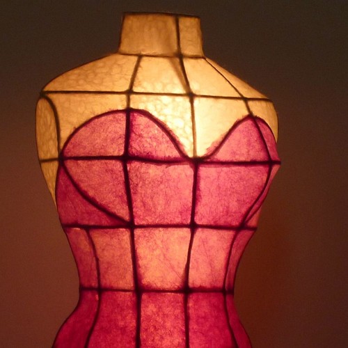 陶器と和紙がコラボ・ピンクドレスのマネキン・LED灯り 照明（ライト 