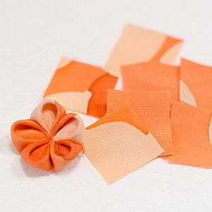 つまみ細工用　正絹カット布　25ミリ　20枚セット　明るい橙色 1枚目の画像