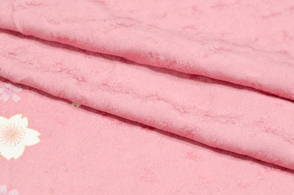 正絹　ピンクの振袖の生地はぎれ　70cm　和小物、つまみ細工などに 1枚目の画像