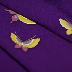 正絹　紫縮緬振袖はぎれ蝶柄　1.2m  和小物、つまみ細工などに 1枚目の画像