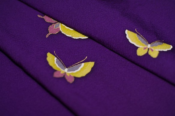 正絹　紫縮緬振袖はぎれ蝶柄　1.2m  和小物、つまみ細工などに 1枚目の画像