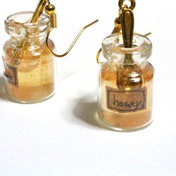 ラベルのついたハチミツ瓶のピアス 1枚目の画像