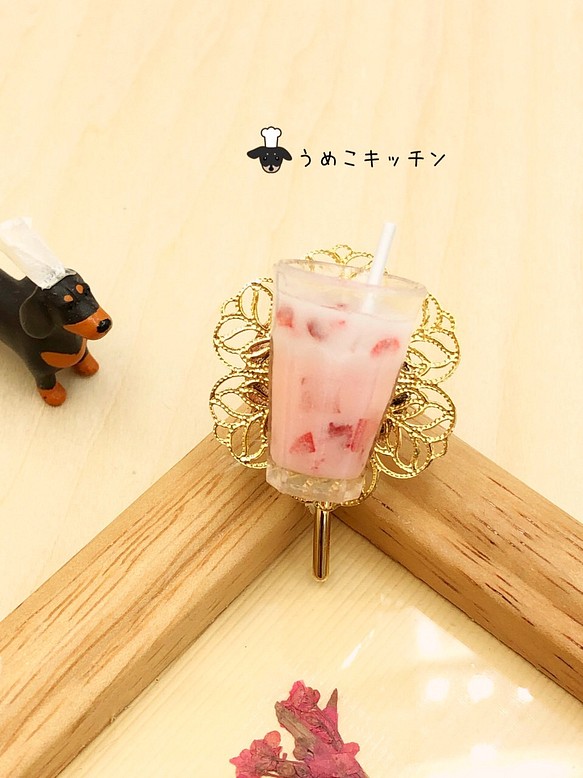 【ポニーフック】苺ミルク　ミニチュアフード 1枚目の画像